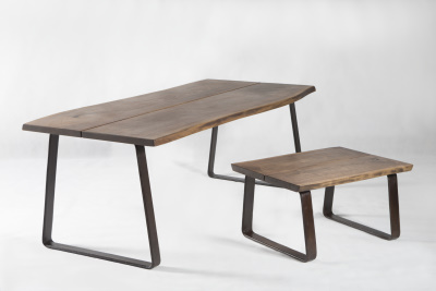 L8 stôl s koženými nohami